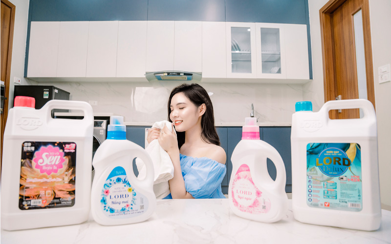 Loại bỏ hẳn mùi hôi với hương nắng mai tươi mát từ nước xả vải Lord 