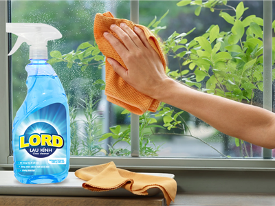 Vệ sinh cửa kính đơn giản và hiệu quả với nước lau kính Lord
