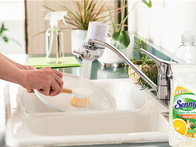Sạch Dầu Mỡ – Bàn Tay Vẫn Mềm Mại Với Nước Rửa Chén Senny Gừng Cam